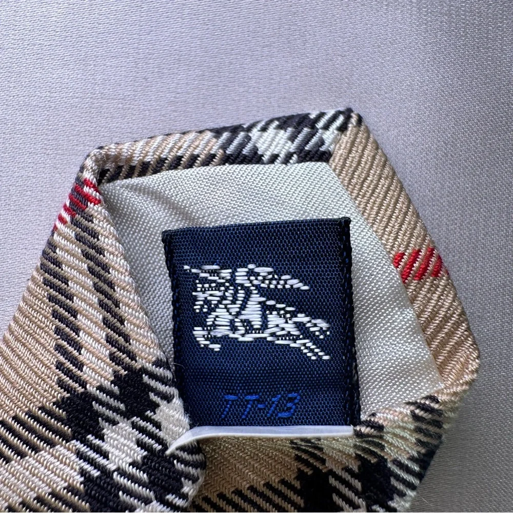 💼 Vintage Burberrys of London 100% Silk Tie — New with Tag - Picture 5 of 10